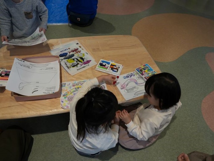 ぬり絵をしている子供の写真