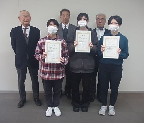 第14回水産大学校読書感想文コンクール受賞者、水産大学校代表、校長、学生部長の写真