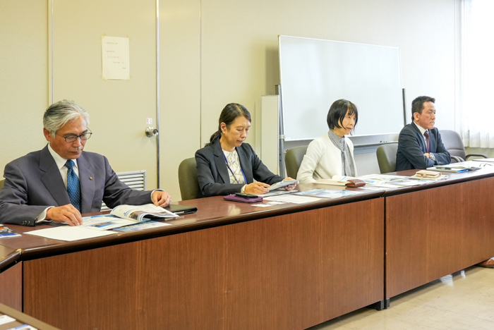 愛媛県議員への説明の様子