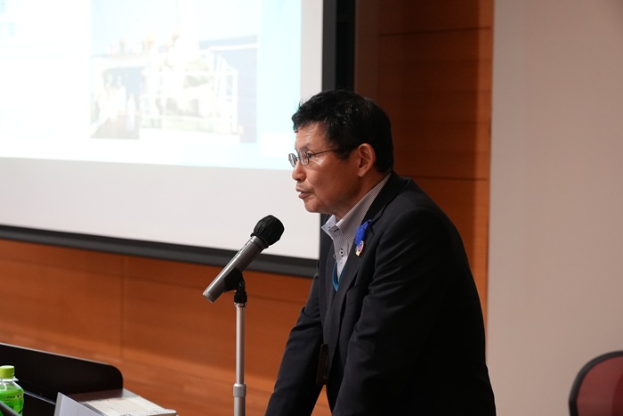 講演中の長官