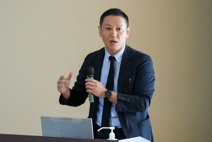 講演する水産流通経営学科　刀禰講師