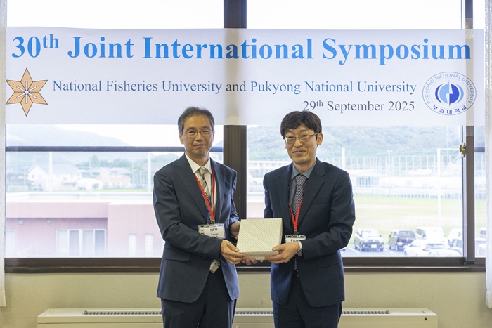 水産大学校代表 藤井徹生(左)と釜慶大学校 Young-Mog KIM学長(右)
