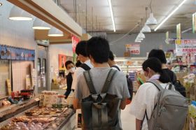 量販店の魚売り場での実態把握の様子