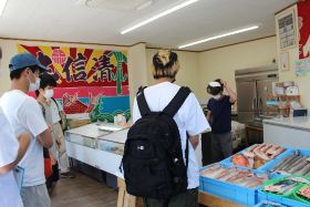 お魚屋にて見学とヒアリング調査の様子