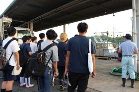 特牛卸売市場の見学の様子